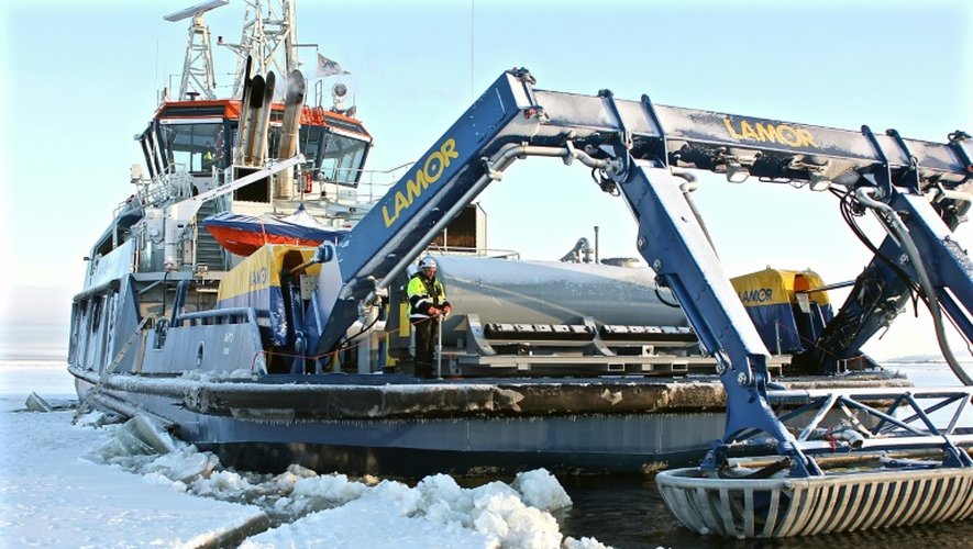 Le brise-glace Atho participe à un exercice pour dégager du pétrole stocké sous la glace, le 5 février 2016 à Tornio (nord de la Finlande)