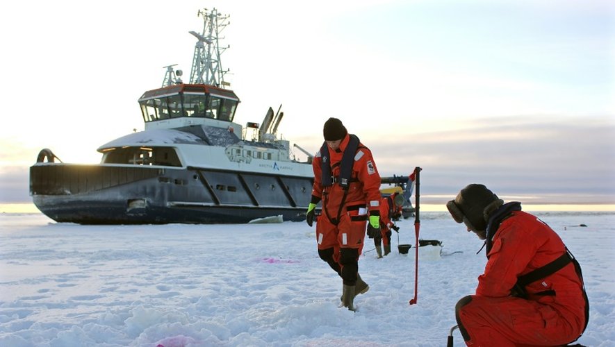 Des spécialistes testent le matériel et leur pratique en cas de marée noire avec du pétrole stocké sous la glace, le 5 février 2016 à Tornio (nord de la Finlande)