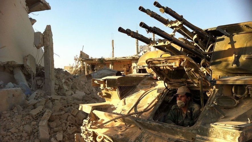 Un soldat syrien assis dans un tank, le 4 juin 2013 à Qousseir