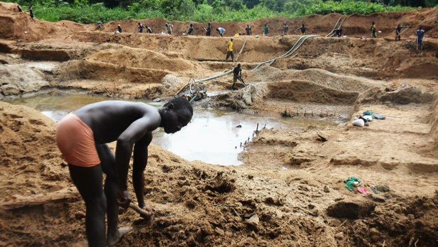Des travailleurs dans la mine de diamants de Banengbele, près de Boda (sud-ouest) en Centrafrique, le 22 mai 2015