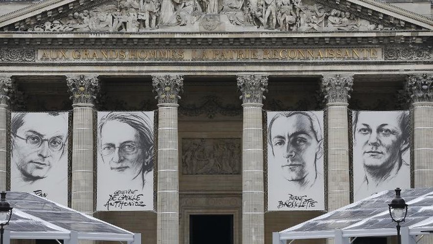 Les quatres portraits des héros de la résistance  sur le fronton du Panthéon à Paris