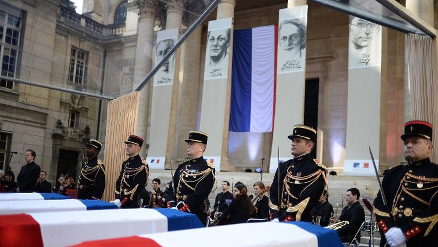 Les cercueils des quatre héros de la résistance dans la cour de l'université de la Sorbonne