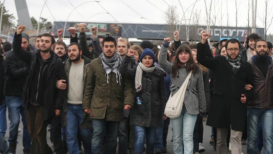 Des milliers de personnes manifestent après la mort de Berkin Elvan, à Ankara le 11 mars 2014