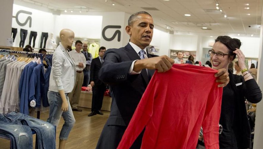 Le président américain Barack Obama fait du shopping pour sa femme et ses filles dans un magasin Gap à New York, le 11 mars 2014