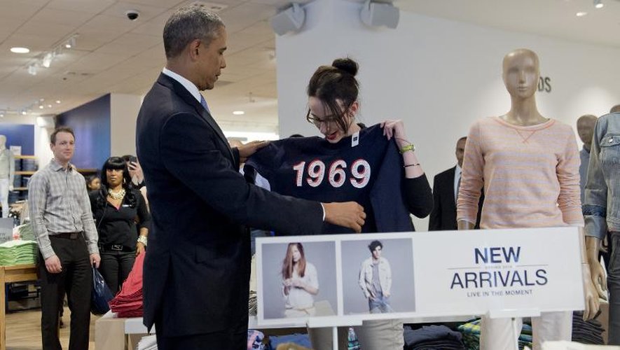 Le président américain Barack Obama fait du shopping pour sa femme et ses filles dans un magasin Gap à New York, le 11 mars 2014