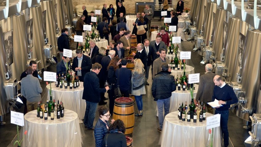 Des professionnels du secteur dégustent des vins de Bordeaux au Château La Dominique à Saint-Emilion, le 5 avril 2016