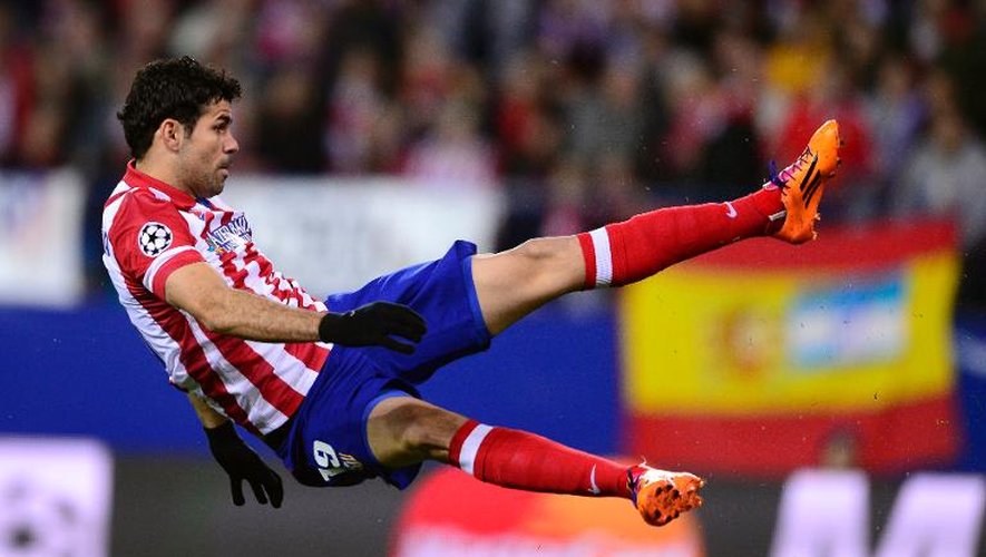 L'attaquant espagnol d'origine brésilienne de l'Atletico Madrid, Diego  Costa, exécute une reprise acrobatique pour incrire l'un de ses deux buts contre l'AC Milan en 8e de finale retour de la Ligue des champions à Madrid le 11 mars 2014