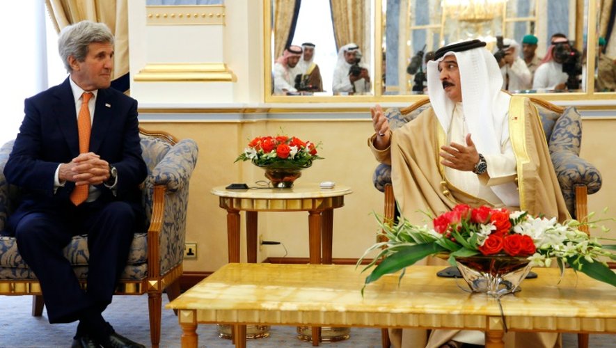 Le secrétaire d'Etat américain John Kerry (g) et le roi du Bahreïn Hamad bin Issa al-Khalifa, à Manama, le 7 avril 2016