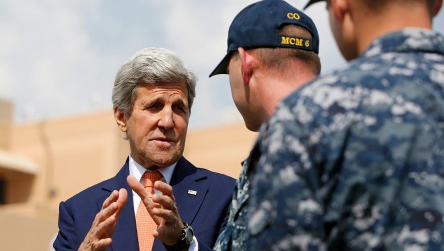 Le secrétaire d'Etat américain John Kerry salue des officiers américains de la base navale de Manama au Bahreïn, le 7 avril 2016