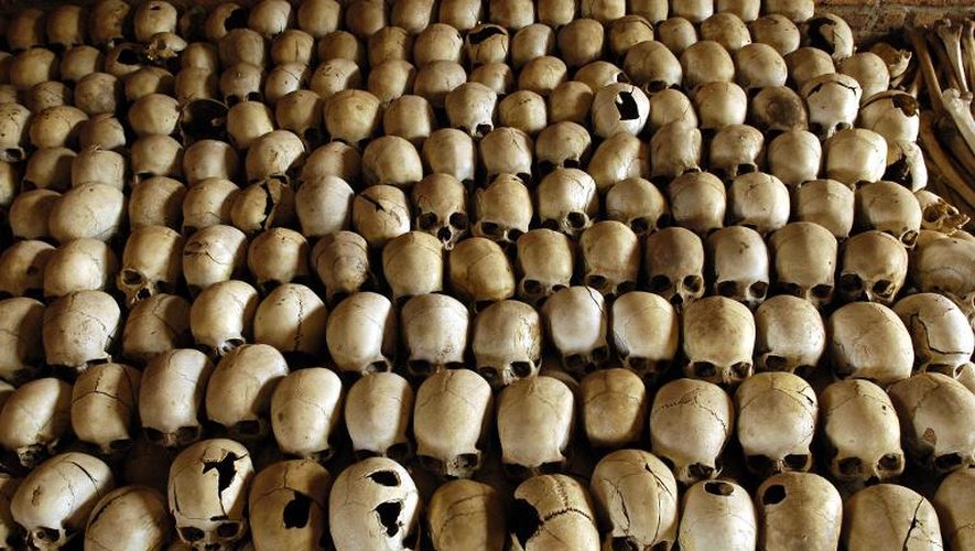 Vue en date du 27 février 2004 des crânes de victimes du génocide rwandais au mémorial de  Nyamata