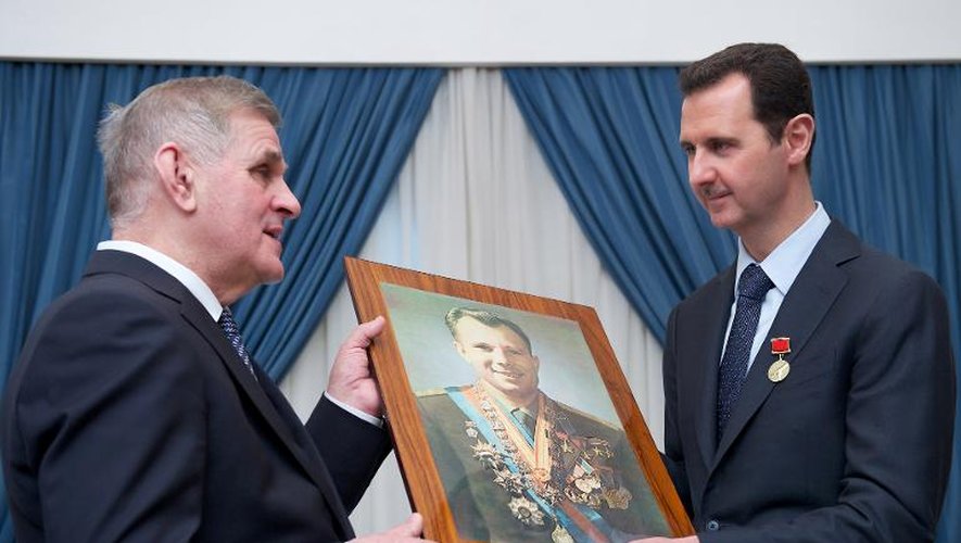 Photo fournie par l'agence syrienne Sana de Bachar al-Assad (D) recevant un émissaire russe le 11 mars 2014 à Damas