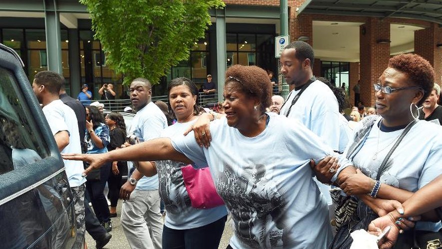 La fille du bluesman B.B. King, Karen Williams, suit le corbillard transportant sa dépouille, le 27 mai 2015 à Memphis