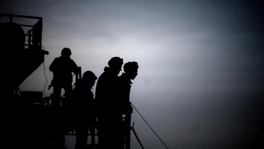 Des soldats patrouillent à bord d'un navire de la marin Ukrainienne ancré dans le port de Sebastopol en Crimée, le 11 mars 2014