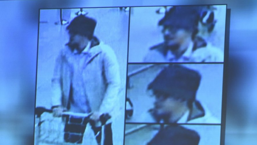 Photo d'une capture d'écran du troisième assaillant de l'aéroport de Zaventem, surnommé "l'homme au chapeau", présentée lors d'une conférence de presse de la police à Bruxelles, le 7 avril 2016