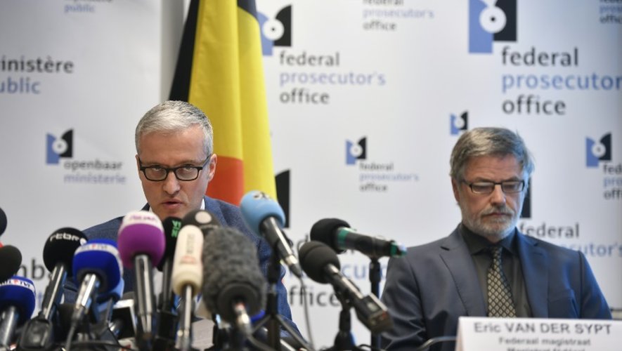 Le porte-parole du parquet fédéral belge Thierry Werts (g) lors d'une conférence de presse à Bruxelles, le 7 avril 2016