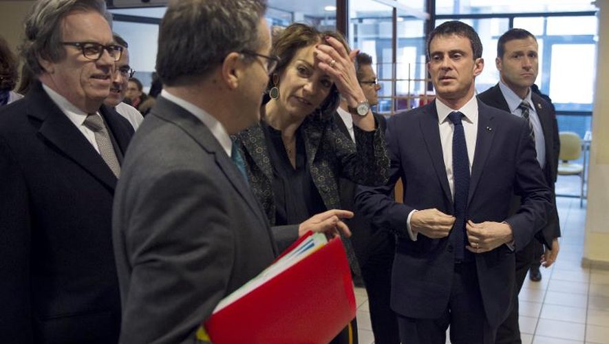 Claude Evin, Martin Hirsch, Marisol Touraine et Manuel Valls en visite à l'hôpital de La Pitie-Salpetriere le 27 février 2015 à Paris