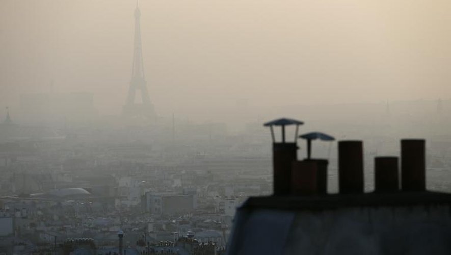 La Tour Eiffel masquée par un nuage de pollution, à Paris le 11 mars 2014