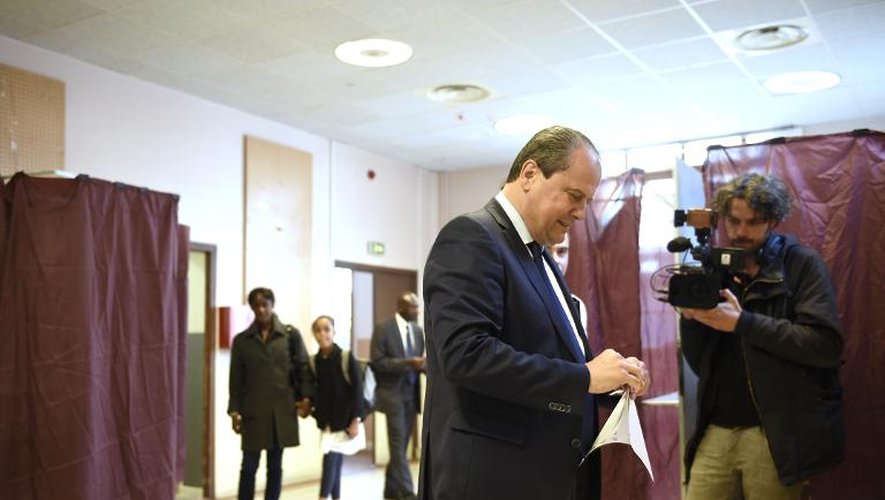 Jean-Christophe Cambadélis, premier secrétaire sortant du Parti socialiste et candidat à sa réélection, vote le 28 mai 2015 à Paris