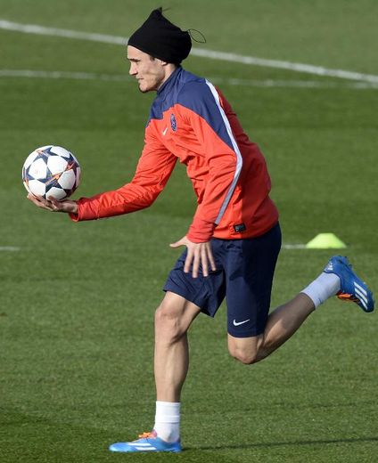 L'attaquant uruguayen du Paris SG Edinson Cavani court avec le ballon à l'entraînement au Camp-des-Loges à Saint-Germain-en-Laye le 11 mars 2014