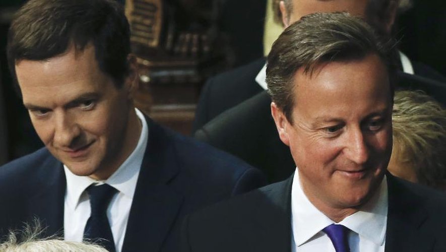 Le chancelier de l'Echiquier George Osborne et le Premier ministre britannique David Cameron le 27 mai 2015 à la Chambre des Lords à Londres