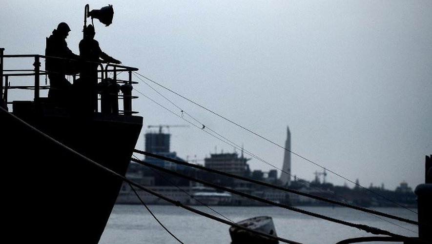 Dans le port de Sebastopol en Crimée, les amarres ont été allongées pour écarter du quai les bateaux ukrainiens. Photo du navire ukrainien Slavoutich amarré dans le port de Sebastopol le 11 mars 2014
