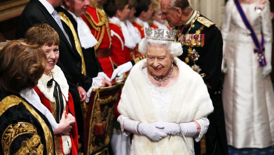 La reine Elizabeth II suivi du prince d'Edimbourgh à son arrivée au parlement de Westminster pour le traditionnel discours de la reine, le 27 mai 2015 à Londres