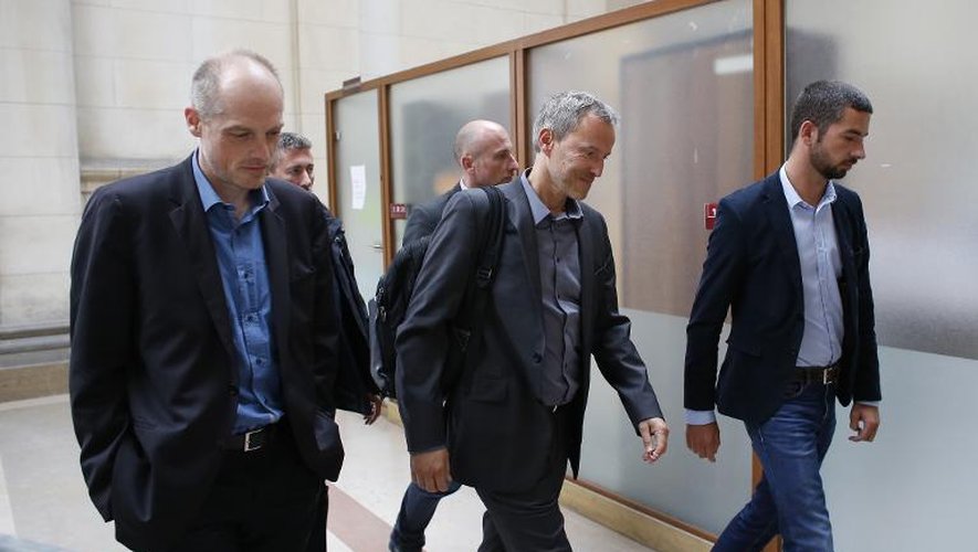 Les journalistes du quotidien Le Monde, Fabrice Lhomme (g) et Gérard Davet (c) arrivent le 28 mai 2015 au palais de justice à Paris