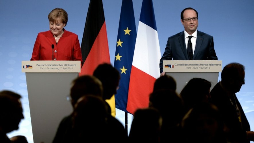 Le président français François Hollande et la chancelière allemande Angela Merkel lors de la conférence de presse après le 18e Conseil des ministres franco-allemand à Metz le 7 avril 2016