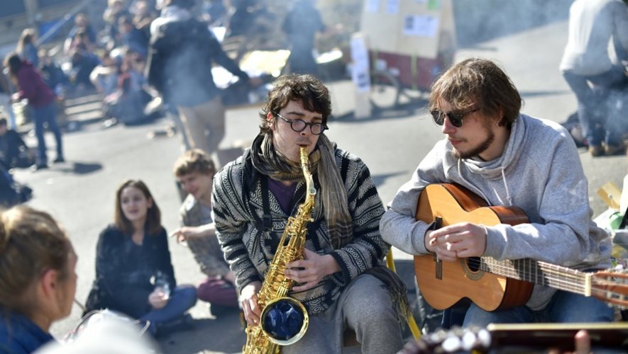 Veillée d'armes jeudi entre tambourin, guitare, ateliers de banderoles à l'université Rennes 2, bloquée par des étudiants opposés à la loi travail