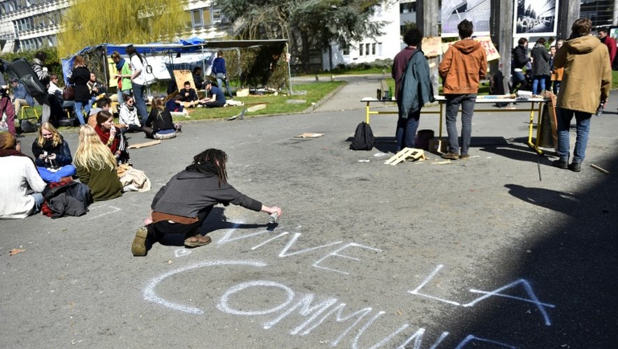 Les slogans fleurent bon le retour à la mère des révoltes étudiantes, 1968: "Il est interdit d'interdire", proclame une pancarte. "Rennes 2 la rouge, et noire, vive la Commune", peut-on lire