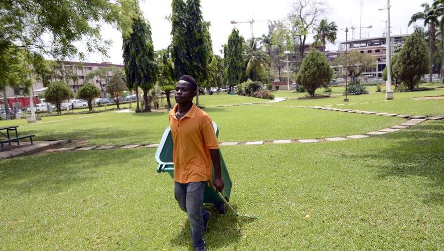 Un jardinier travaille au park Alausa à Lagos le 29 avril 2015