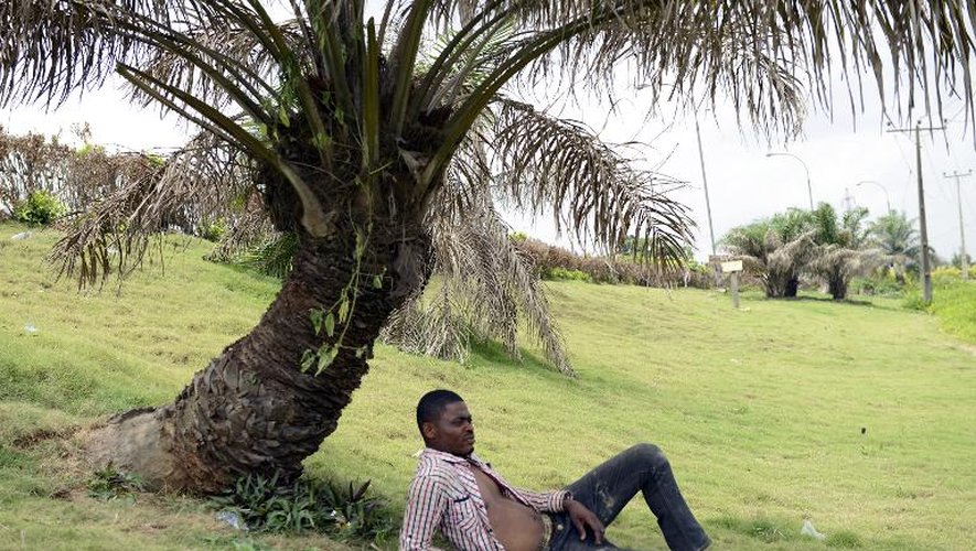 Un homme se détend dans le parc Ojota à Lagos le 4 mai 2015