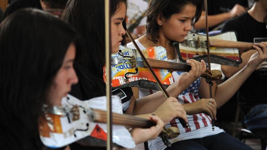 Les musiciens de l'orchestre symphonique de Cateura lors d'une répétition à Asuncion le 19 février 2014