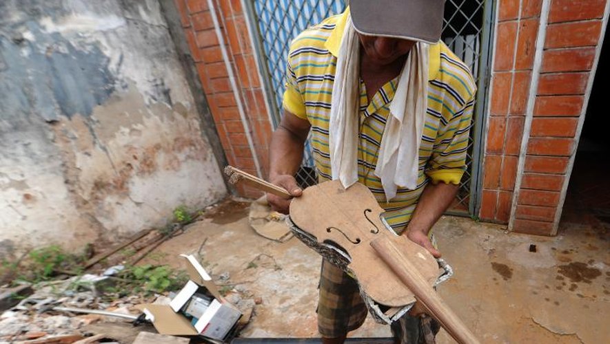 Le fabricant d'instruments de musique Don Nicolas à Asuncion le 25 février 2014