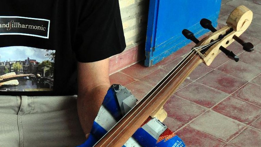 Un musicien de l'orchestre symphonique du Paraguay jour du violon recyclé à Asuncion le 19 février 2014