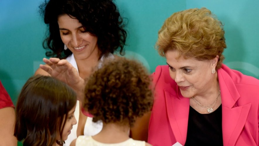La présidente du Brésil Dilma Rousseff salue des enfants lors d'une rencontre Femmes en défense de la démocratie à Brasilia le 7 avril 2016