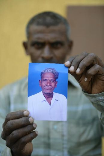 Un homme montre la photo de M. Lingam, un parent décédé pendant la vague de chaleur à Hyderabad en Inde, le 28 mai 2015