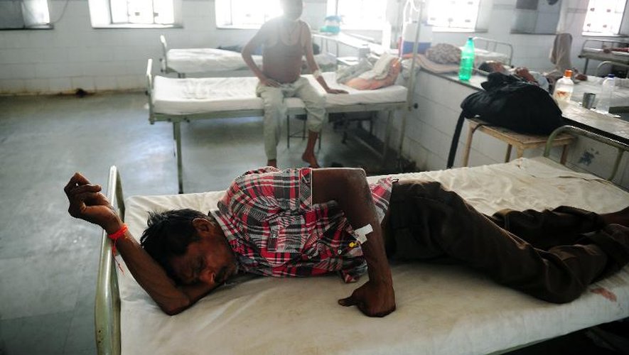 Des patients dans un hôpital d'Allahabad, dans le nord de l'Inde, le 28 mai 2015, alors que le pays est frappé par une vague de forte chaleur