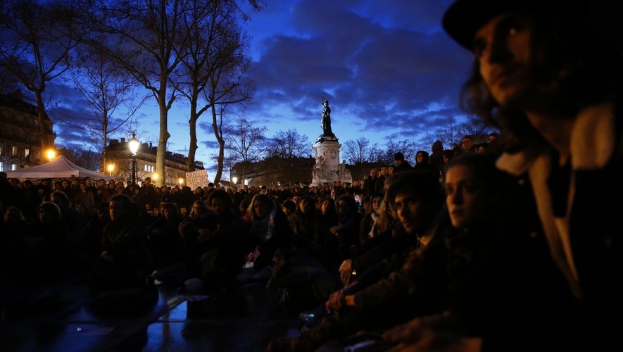 Comme à Paris, sur la Place de la république, le mouvement "Nuit debout" essaime en Aveyron.