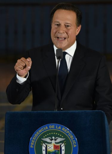 Le président du Panama Juan Carlos Varela après une rencontre avec des ambassadeurs étrangers sur le thème des révélations de Panama Papers à Panama City le 6 avril 2016