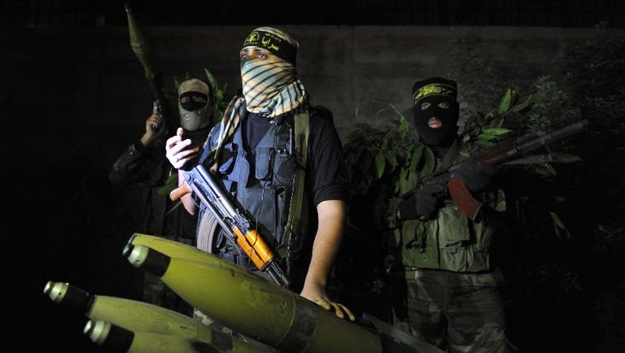 Des militants des Brigades Al-Qods, branche armée du mouvement radical palestinien Jihad islamisque, exhibent des roquettes le 25 novembre 2012 dans la bande de Gaza