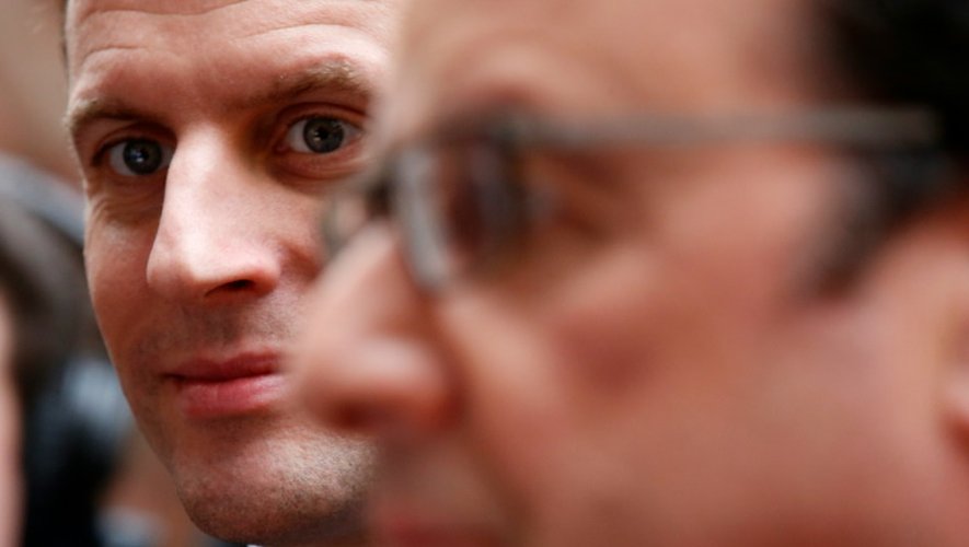 Le ministre de l'Economie Emmanuel Macron (g) et le président François Hollande, le 2 mars 2016 à Paris