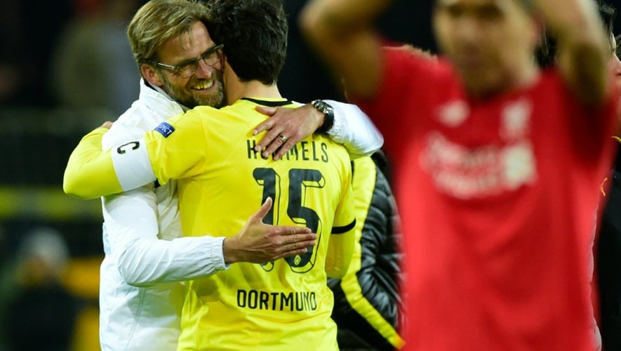 L'entraîneur de Liverpool Jürgen Klopp étreint son ancien défenseur à Dortmund Mats Hummels lors du quart de finale aller de l'Europa League opposant les deux équipes, le 7 avril 2016 à Dortmund