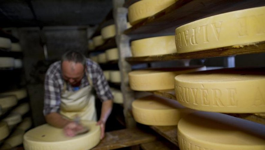 Les "trous" de certains fromages seraient provoqués par des petites particules de foin, qui tombent dans le lait pendant la traite des vaches