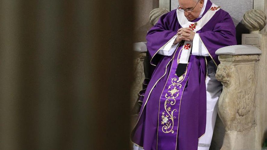 Le pape François prie le 5 mars 2014 dans l'église Sainte Sabine de Rome pour le mercredi des Cendres, qui marque le début du carême