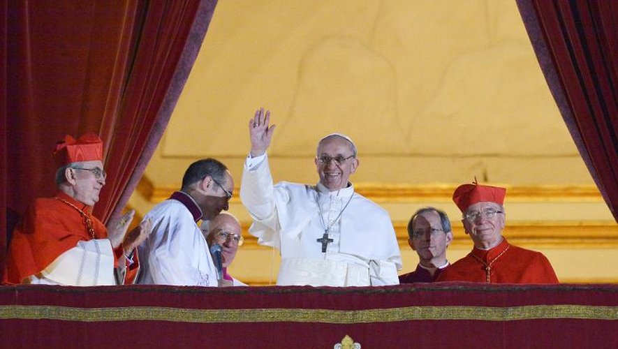 Le pape François le jour de son élection le 13 mars 2013 sur le balcon de la basilique Saint-Pierre au Vatican