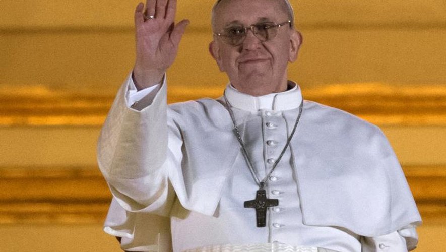 Le pape François juste après son élection le 13 mars 2013, sur le balcon de la basilique Saint-Pierre au Vatican