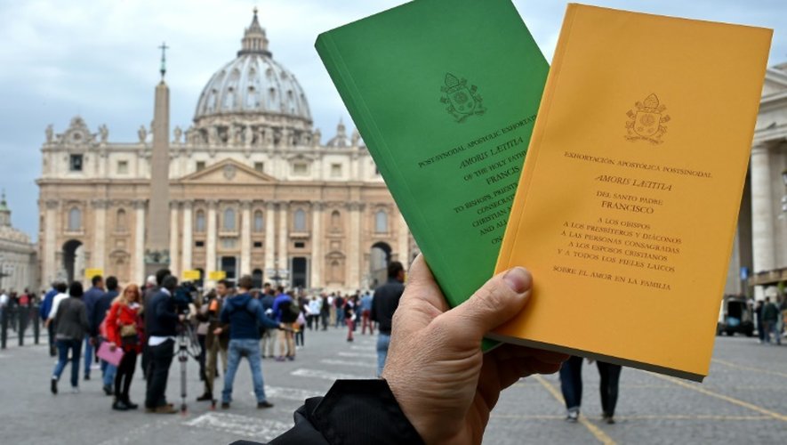 Un homme tient les nouvelles directives sur les questions liées à la famille le 8 avril 2016 au Vatican