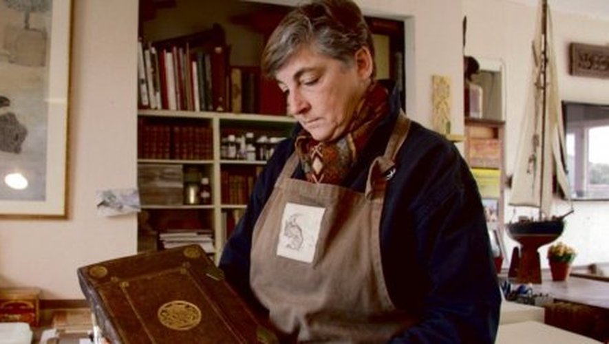 Garante d’un savoir-faire unique, Frédérique Navereau est restauratrice de livres anciens.