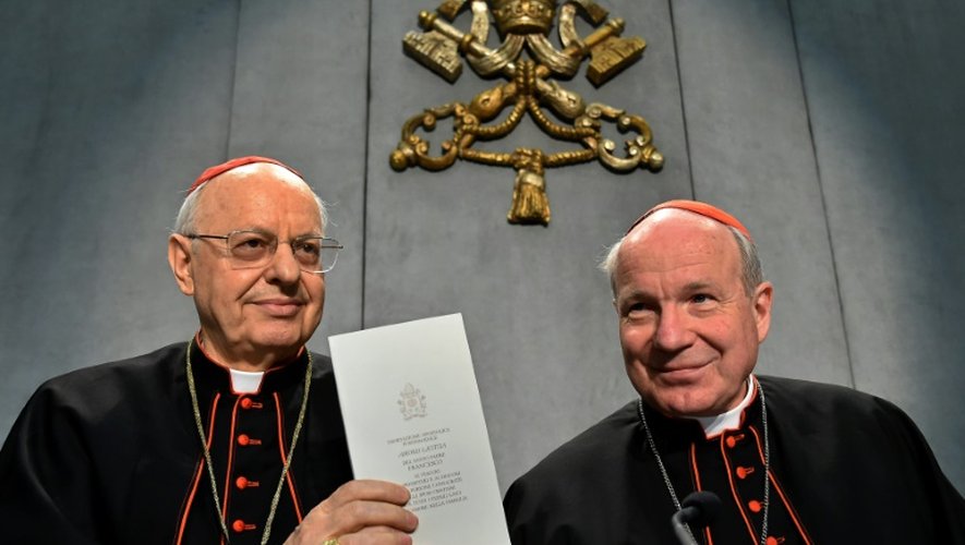 Le texte "Amoris Laetitia" ("La joie de l'amour") présenté par les cardinaux Lorenzo Baldisseri et Christoph Schonborn le 8 avril 2016 au Vatican